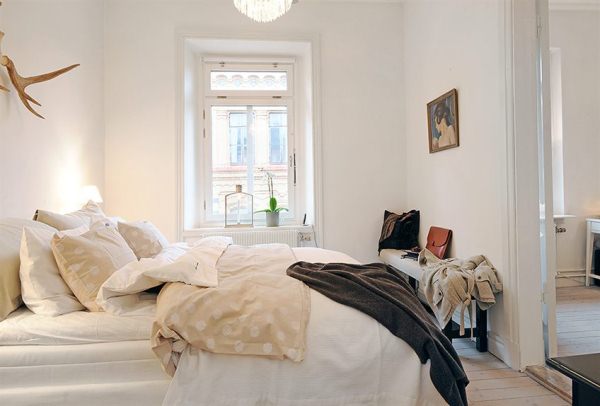 Apartment-Displaying-Elegant-White-Color-Scheme-9