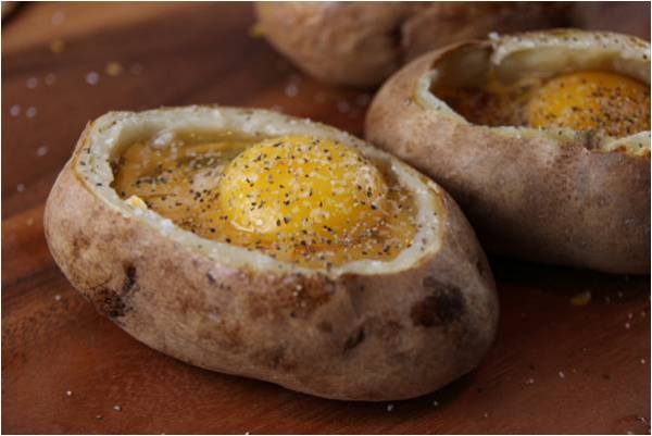 Egg-Stuffed-Baked-Potatoes-4