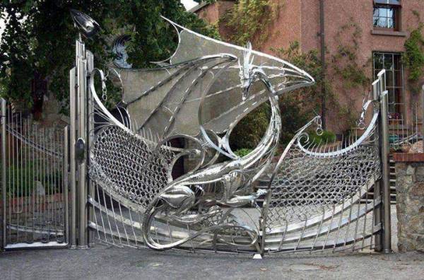 Dragon-Gate-of-Harlech-House