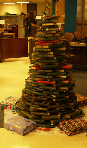 book-christmas-tree-5