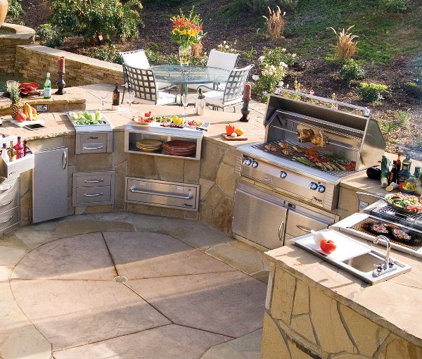 outdoor-kitchen-in-backyard