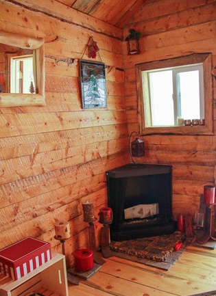 tiny-log-cabin-4