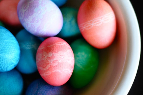 DIY-Lace-Patterned-Easter-eggs-2