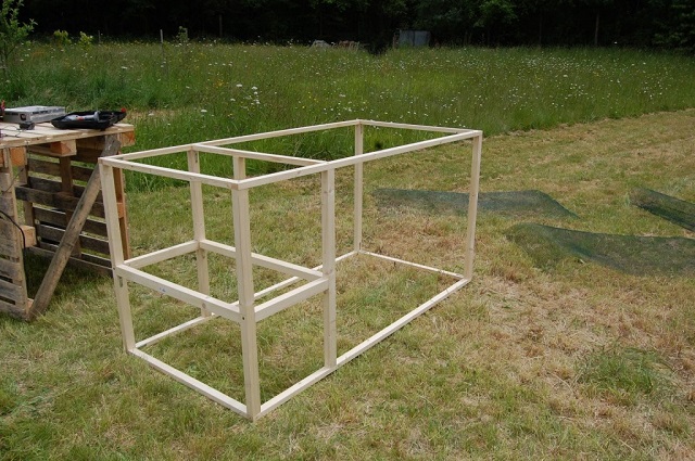 chicken-coop-with-pallets-2