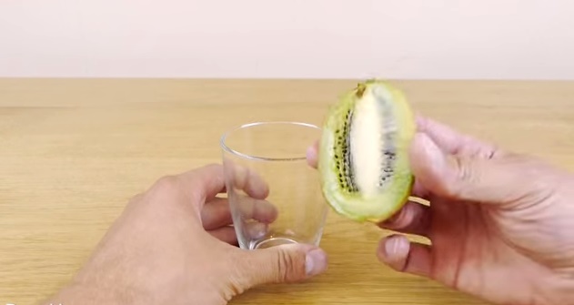 How-to-Peel-a-Kiwi-or-Mango