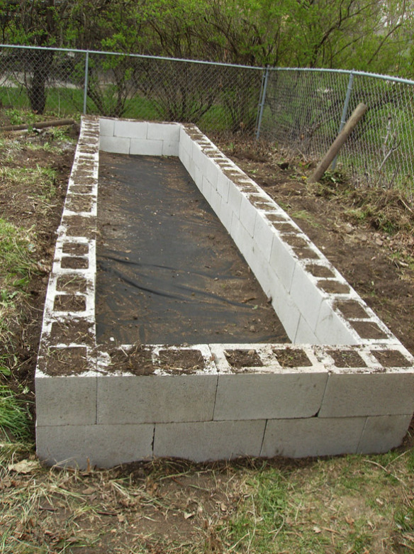 DIY-Raised-Garden-Bed-With-Cinder-Blocks-12
