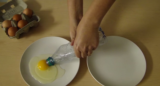 cool-way-to-separate-egg-yolk