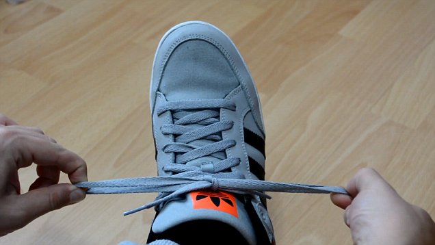 How-To-Tie-Your-Shoelace-In-1-Second