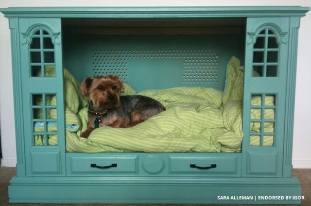 Turn-An-Old-TV-Into-a-Dog-Bed-3