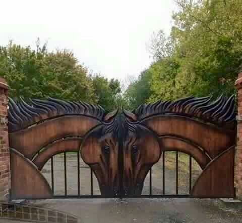 horse-themed-gate-designs