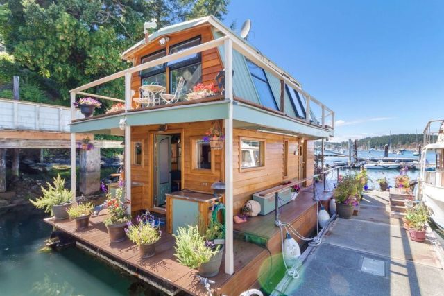 This Gorgeous Floating Tiny House Is The Ultimate City Escape